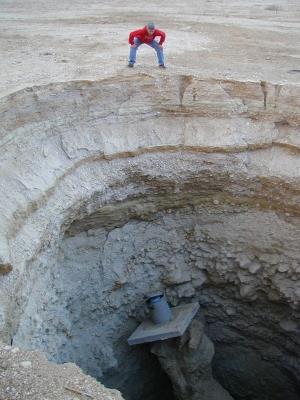 Файл:Dead sea ecological disaster - Sinkholes.jpg