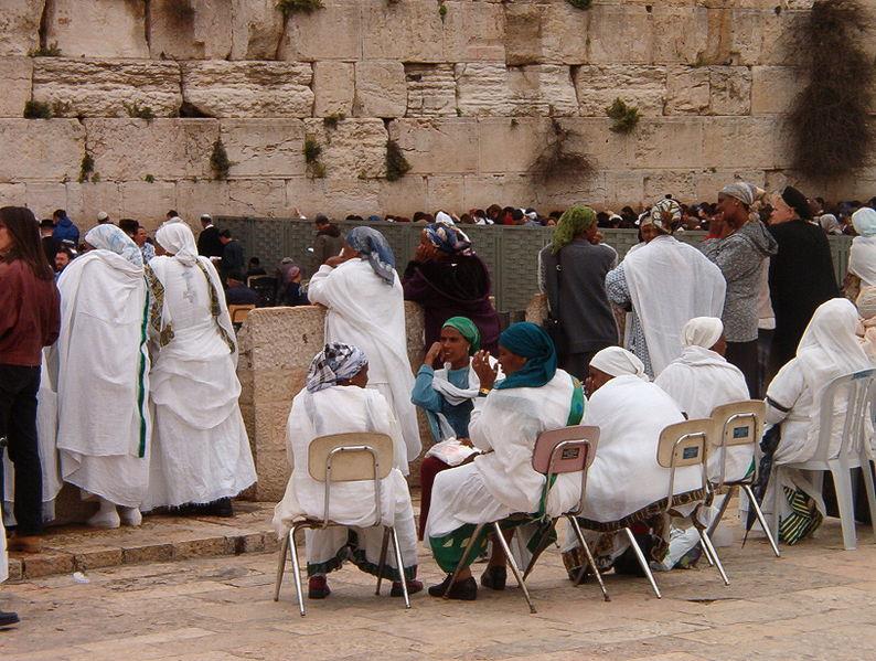 Файл:Women at kotel.jpg
