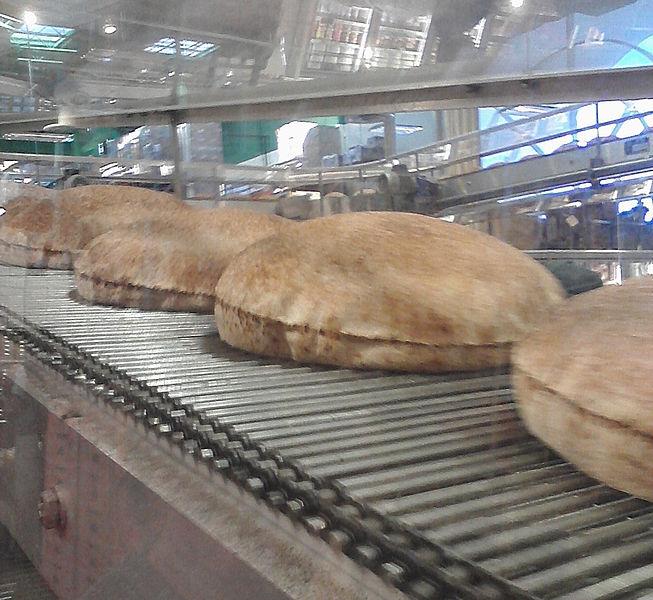 Файл:Pita bread on conveyor belt.jpg