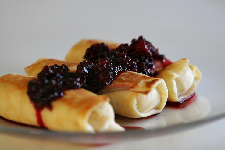 Файл:Cheese blintzes with blackberries.jpg