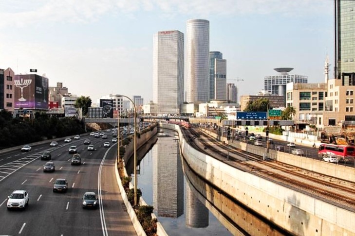 Шоссе Аялон и поток Аялон в Тель-Авиве днём, ноябрь 2013 года. Фото Гарри Резниковского.