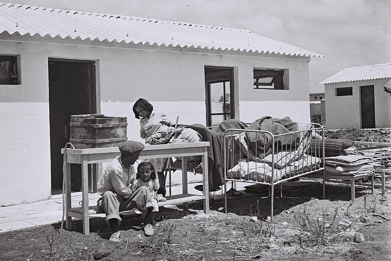 Файл:Flickr - Government Press Office (GPO) - A family of new immigrants moving into one of the huts at a Ma'abara.jpg