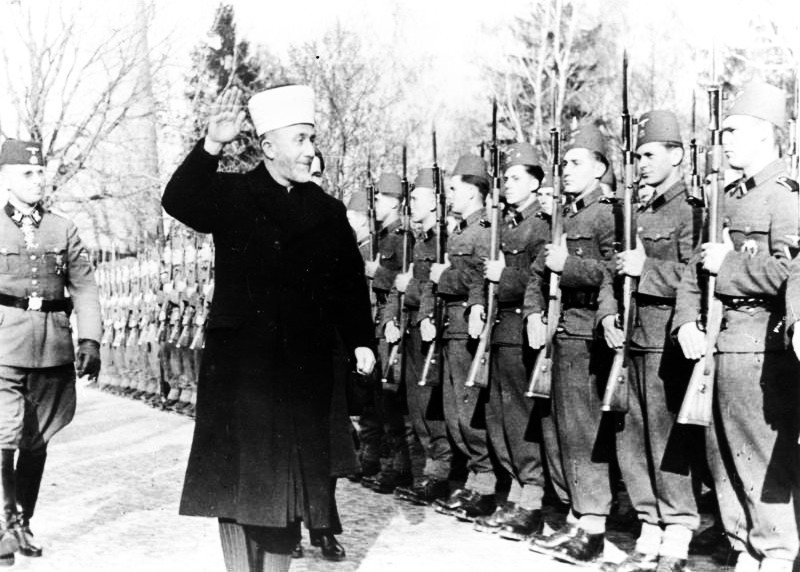 Файл:Bundesarchiv Bild 146-1978-070-04A, Amin al Husseini bei bosnischen SS-Freiwilligen.jpg