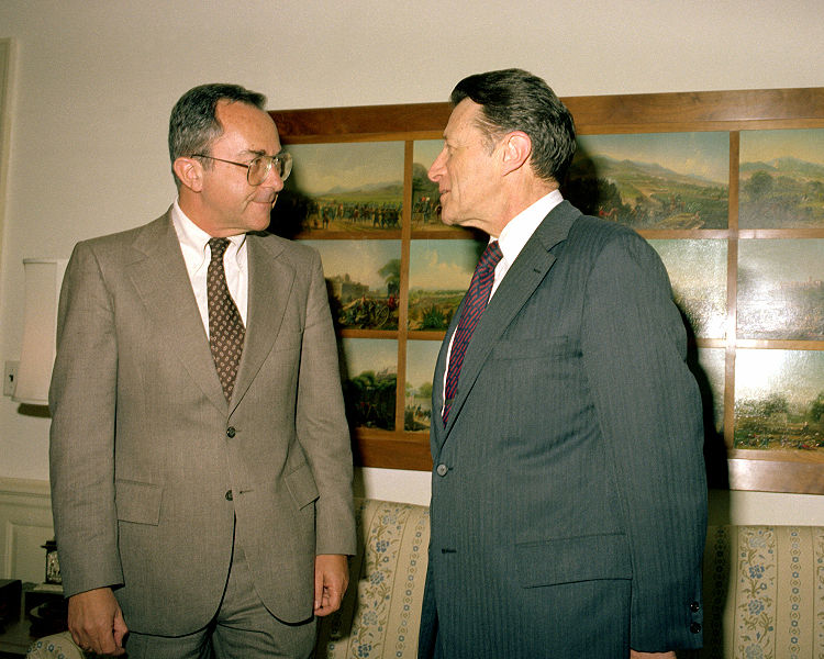Файл:Moshe Arens and Caspar Weinberger.jpg