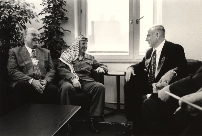 Файл:Netanyahu Arafat Shaath.jpg