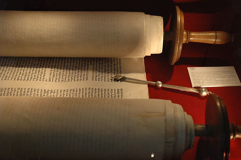 Файл:Torah and jad.jpg