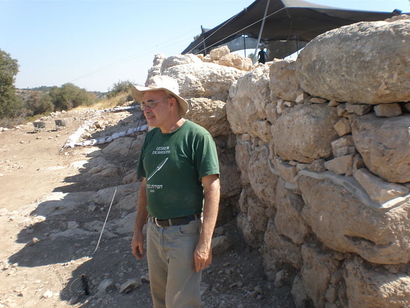 Файл:Yosef Garfinkel in Khirbet Qeiyafa.jpg.JPG