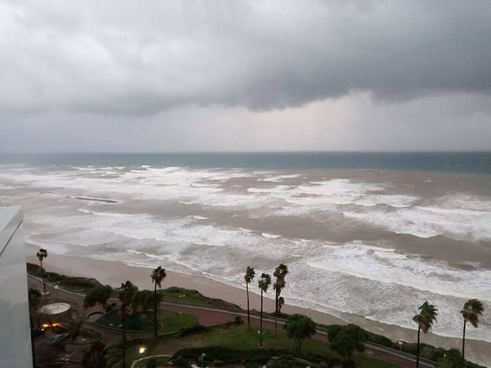 Пляж в Нетании в декабре 2018 г. Фото Вадима Бугаенко.