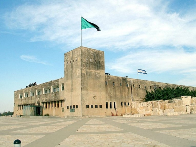 Файл:Latrun-Police-Building.jpg