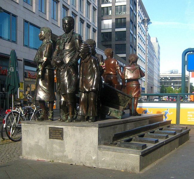 Файл:Berlin, Mitte, Dorothea-Schlegel-Platz, Denkmal Züge in das Leben, Züge in den Tod 1938-1945.jpg