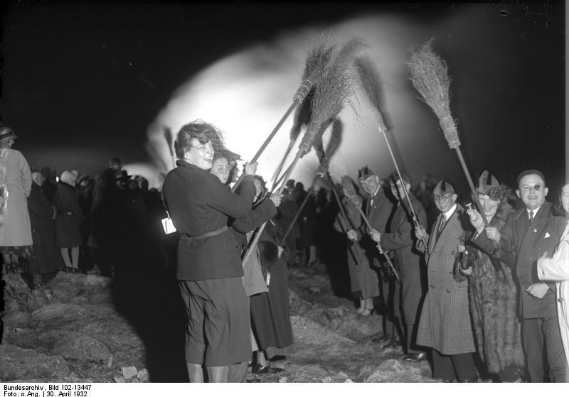 Файл:Bundesarchiv Bild 102-13447, Harz, Brocken, Walpurgisfeier.jpg