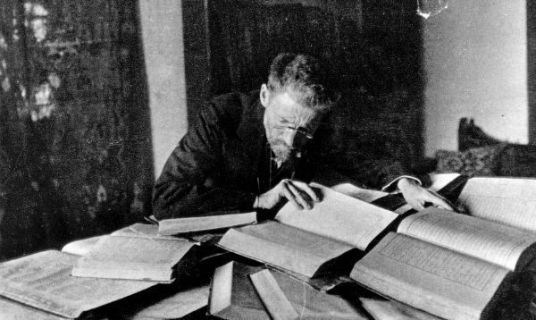 Файл:Eliezer Ben-Yehuda at his desk in Jerusalem - c1912.jpg