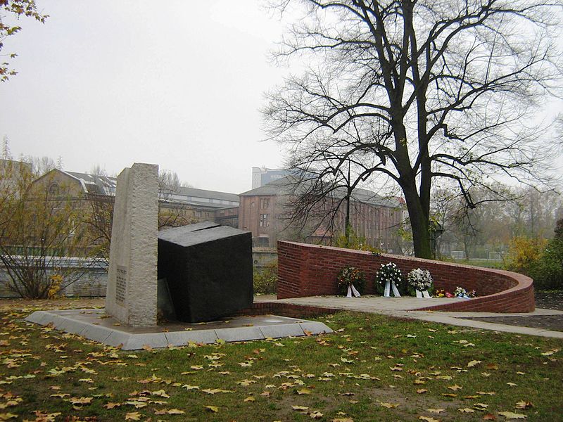 Файл:Mahnmal Lindenufer Spandau.jpg