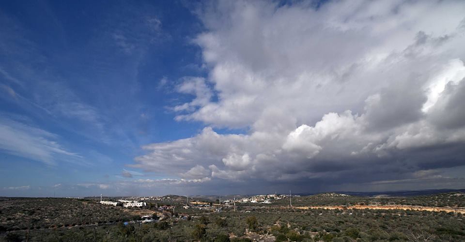 Вид на Ариэль с расстояния около 3 км к западу по Транссамарийскому шоссе. Фото Михаила Гольдштейна.