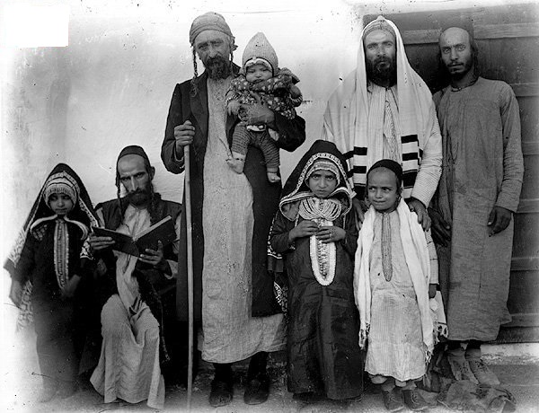 Файл:Abraham b. Abraham Yitzhak Halevi and family.jpg