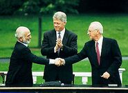 Король Хуссейн, премьер-министр Израиля Ицхак Рабин и президент США Билл Клинтон на церемонии подписания Мирного договора между Израилем и Иорданией в 1994 году.