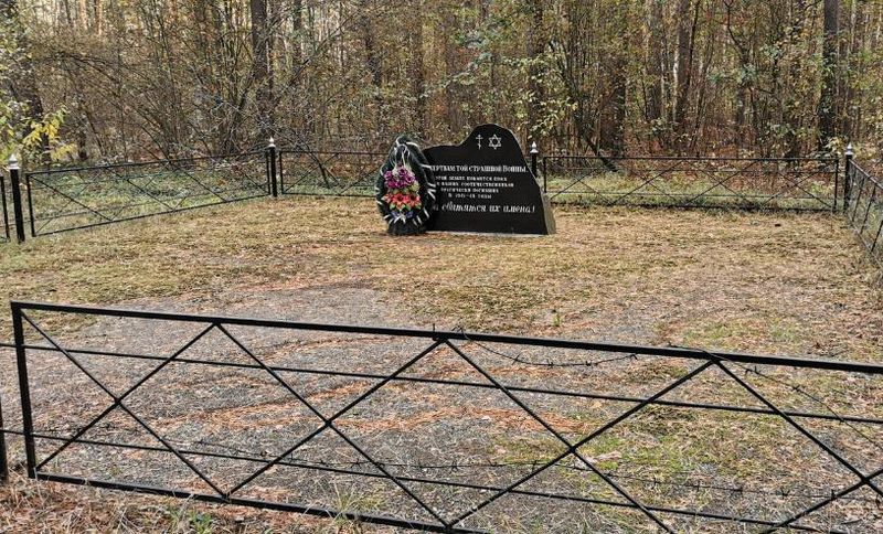 Файл:Мемориал в Сновске.JPG