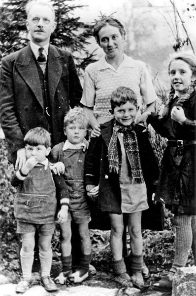 Файл:1535409403 612 pastor-andre-trocme-wife-magda-and-children63.jpg