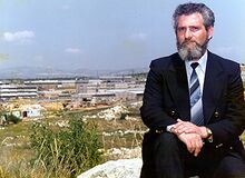 Яаков Файтельсон в 1992 году на фоне промышленной зоны Баркан. Фото с сайта "Хадашот -Украина".