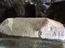 Саркофаг с надписью на иврите. Фото д-ра Александра Луговского.