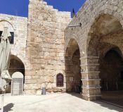 Во дворе замка крестоносцев в парке Мигдаль цедек. Май 2024 г.