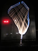 Фонтан-водомер на набережной в Тверии, табло показывает уровень воды. Ночной снимок.