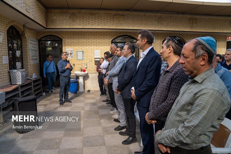 Файл:В ширазской синагоге.jpg