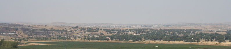 Вид на Кунейтру с Голанских высот.