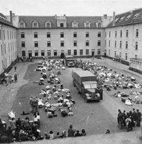 Транзитный лагерь в Михелине («Доссинские казармы») в 1942 году, после доставки туда пойманных в ночной облаве (в основном евреев)[176]