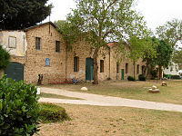 Старое здание винодельни - сегодня не работает - подвал, вырытый в гравие в 1883 году. Производство вина началось в 1891-1902 годы. Винодельня работала с перерывами до 1970 года. Служила во времена "государства в пути" базой для действий Ѓаганы