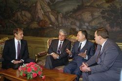 Министр иностранных дел Израиля Д. Леви (второй слева) встречается в Москве с российским министром иностранных дел А. Козыревым (второй справа). 27 января 1992 г. Фото Я. Са‘ара. Государственное бюро печати. Израиль.