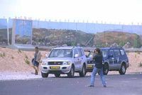 Корреспонденты телевидения в иерусалимском районе Гило в дни проведения Армией обороны Израиля операции «Безопасный дом» (2001 г.). Фото М. Мильнера. Государственное бюро печати. Израиль.