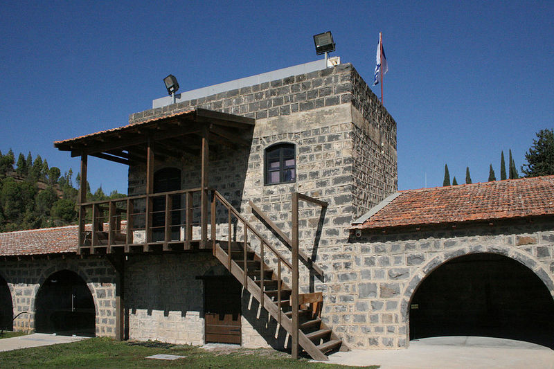 Файл:Tel Hai - Courtyard (3).jpg