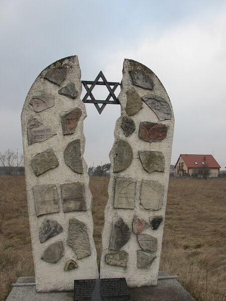 Файл:אנדרטת מצבות - רוז'אן.JPG