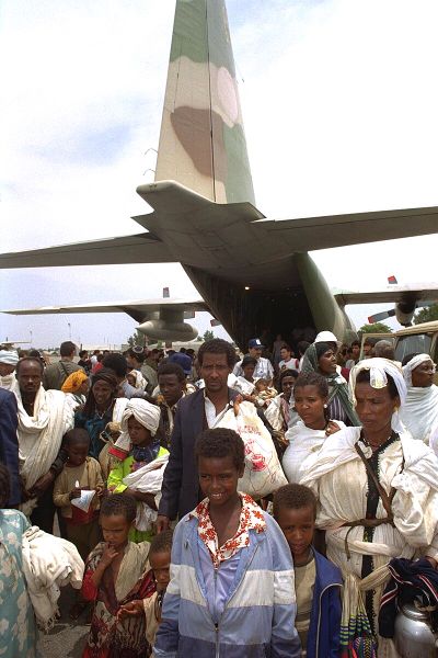 Файл:Flickr - Government Press Office (GPO) - LINE OF ETHIOPIAN IMMIGRANTS STREAMING OUT OF THE HERCULES.jpg