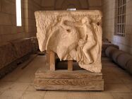 Леда и лебедь - барельеф на стене в гробнице