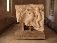 Леда и лебедь - барельеф на стене в гробнице