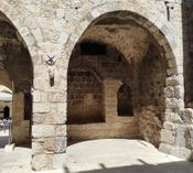 Во дворе замка крестоносцев в парке Мигдаль цедек. Май 2024 г.