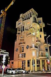 Новый дом в Тель-Авиве, лето 2022 г. Фото Семёна Вахштайна.