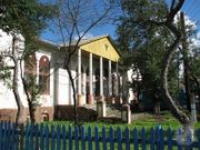 Здание синагоги вижницких хасидов (теперь - закрывшийся маслозавод). Фото с сайта http://myshtetl.org/chernovickaja/vizhnica.html.