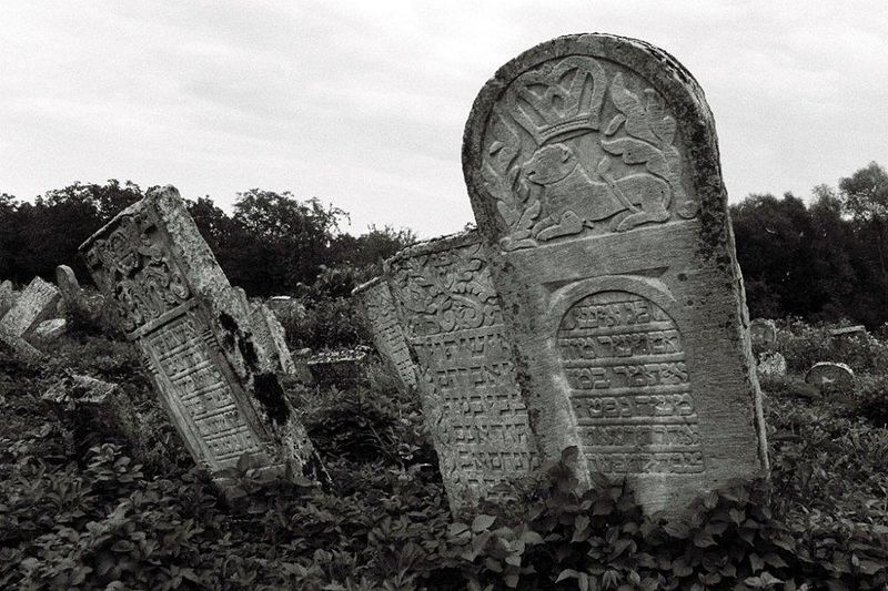 Файл:VizhnitzJewishCemetery.JPG
