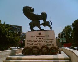 "Всходящие на эшафот" - памятник героям борьбы за независимость, казнённым британскими властями, на шоссе Жаботинского в Рамат-Гане (посвящён Дову Грюнеру). Работа Ханы Орловой.