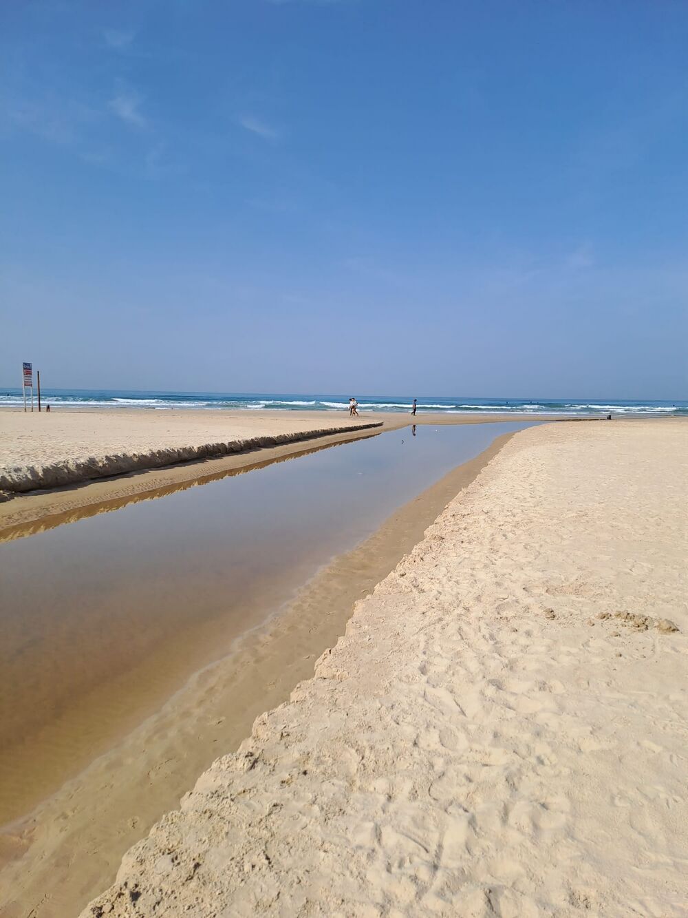 Поток Полег впадает в море. Фото Елены Выходец.