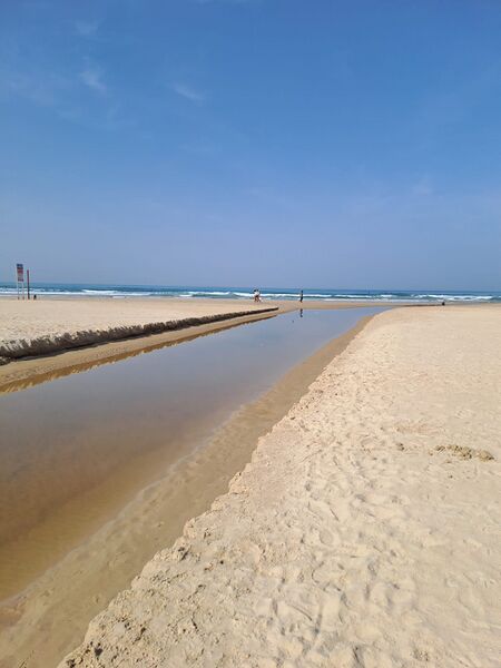 Файл:Поток Полег впадает в море.jpg