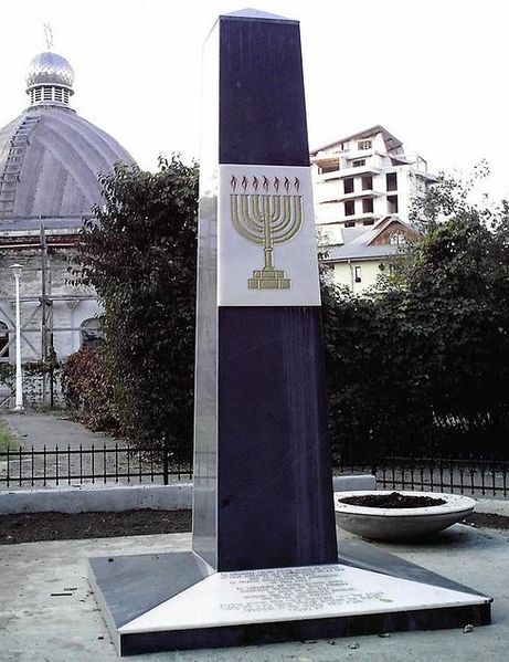 Файл:MonumentToPogromVictimsIasy.JPG