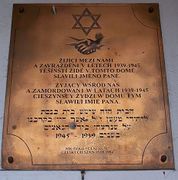 Мемориальная доска на стене бывшей синагоги в Чешском Тешине. На чешском и польском языке написано: "Жившие среди нас и замученные в 1939-1945 годах цешинские евреи в этом доме славили имя Господа".