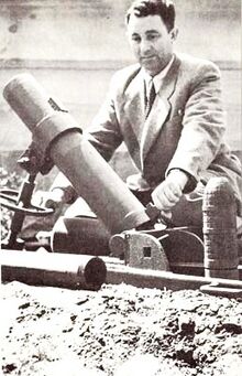 Давид Лейбович в 1947 г. с первым экземпляром "Давидки".