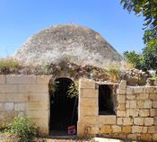 Могила шейха Барзая ад-Дина аль-Йиди (?), 12 век около замка крестоносцев в парке Мигдаль цедек, Рош hа-Айн, май 2024 г.