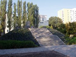 Памятник повстанцам на улице Мила, 18 в Варшаве