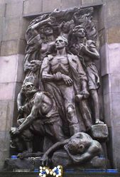 Памятник бойцам гетто в Варшаве. В центре Мордехай Анелевич.